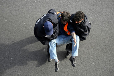 Ativistas ambientais bloqueiam trânsito em diferentes pontos em Berlim