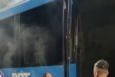 Vídeo: Incidente em BRT deixa passageiros a pé em Guaratiba; ônibus tombou na região há uma semana