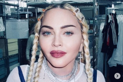 Madonna relembra figurinos icônicos em visita a galpão refrigerado