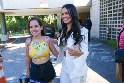 Larissa posa com fãs na porta dos Estúdios Globo