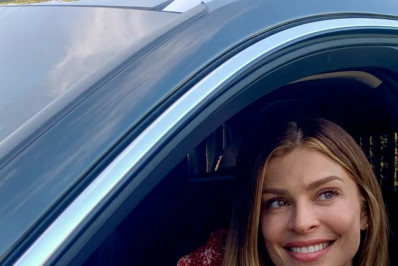 Grazi Massafera atende fãs ao deixar os Estúdios Globo