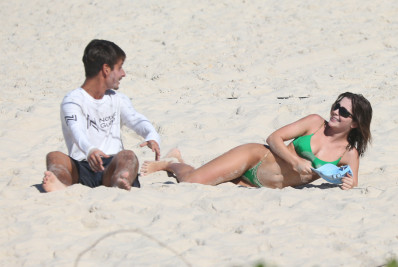 Jade Picon se diverte com amigos durante treino de futevôlei na praia