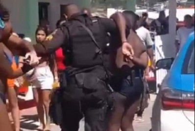 Passeio de barco termina em confusão e prisão em Arraial do Cabo