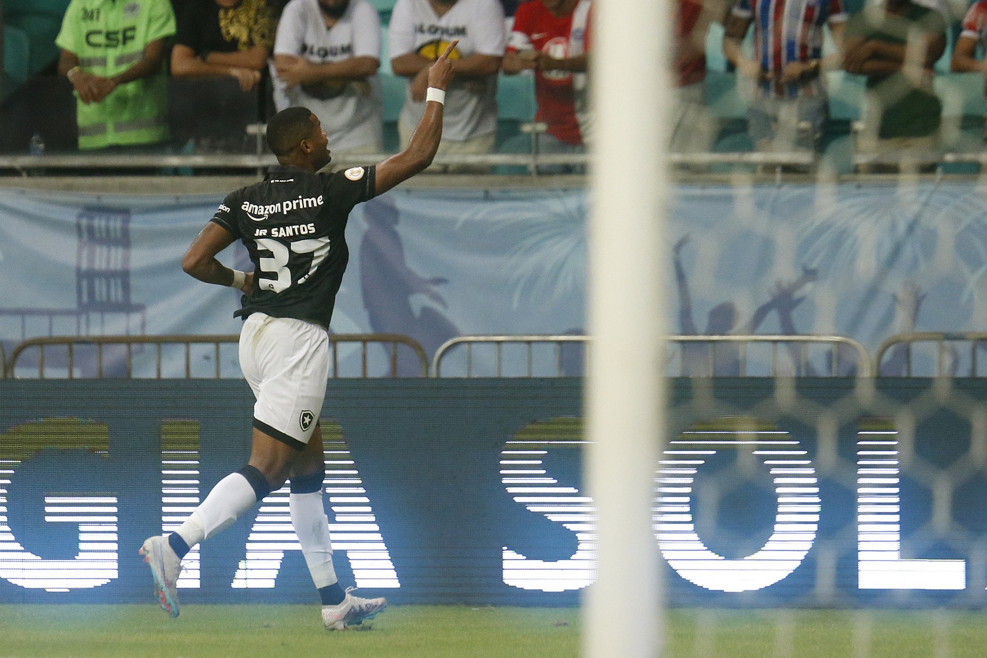 Júnior Santos comemora gol marcado na vitória do Botafogo  - Foto: Vítor Silva/Botafogo