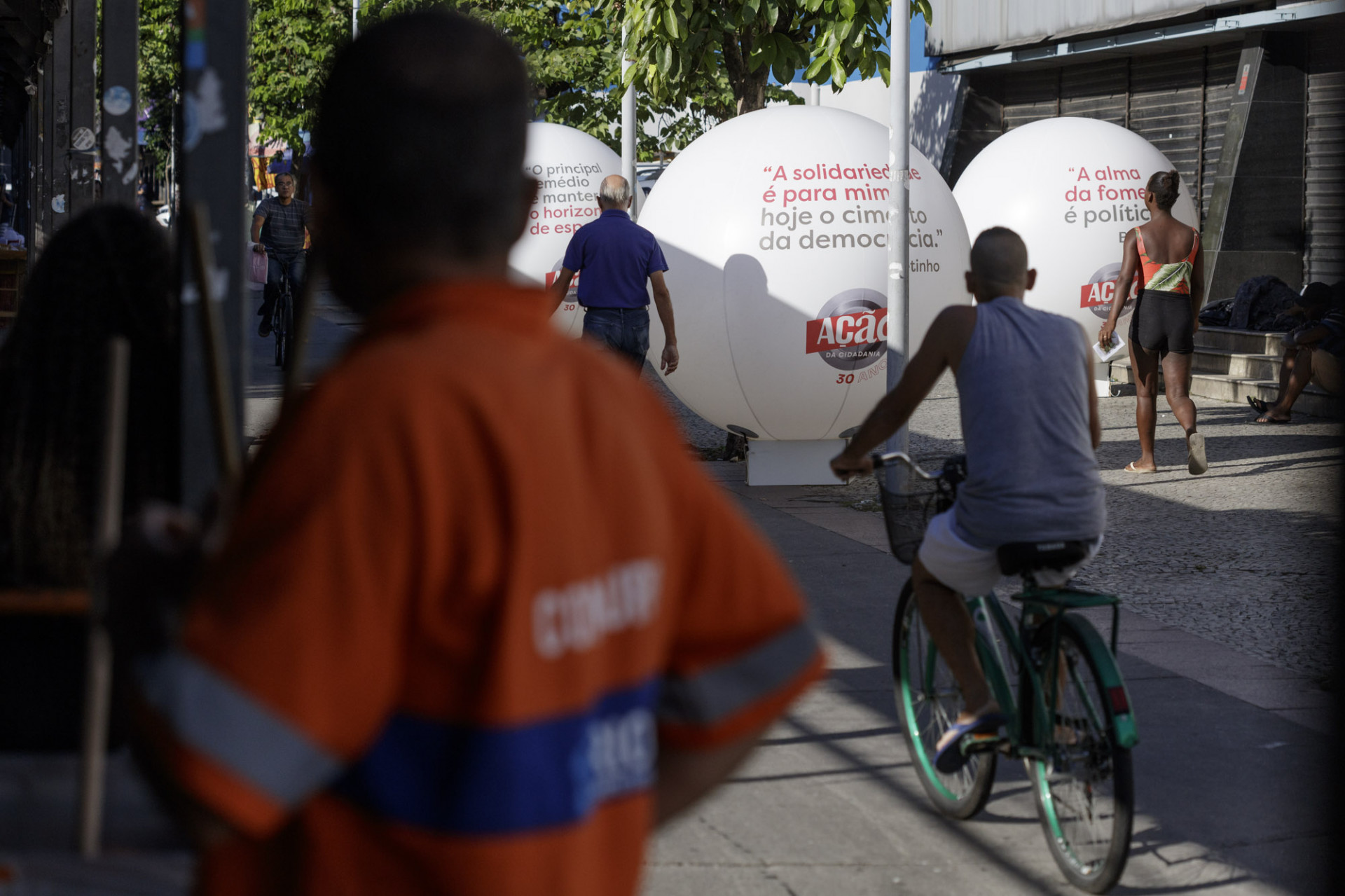Balões com frases do sociólogo Betinho foram espalhados em diversos bairros do Rio e em Duque de Caxias - Divulgação / Alexandre Mota / Ação da Cidadania