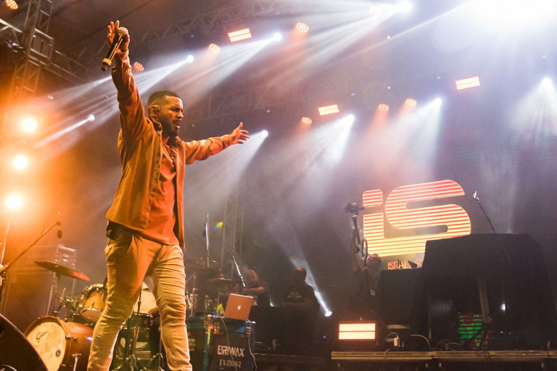 Outra atra&ccedil;&atilde;o da noite foi Israel Soares, contratado pela gravadora Gra&ccedil;a Music, seu primeiro &aacute;lbum tem como t&iacute;tulo "Ex&eacute;rcito de Cristo" que lan&ccedil;ou na 4&deg; igreja batista, Maca&eacute; - Divulga&ccedil;&atilde;o/Rui Porto Filho 