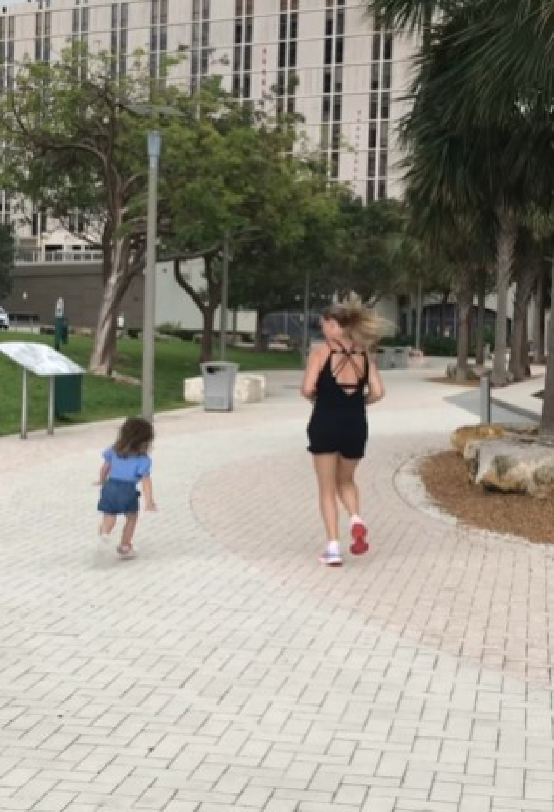 Daiana Garbin passeia com a filha Lua - Reprodução/Instagram