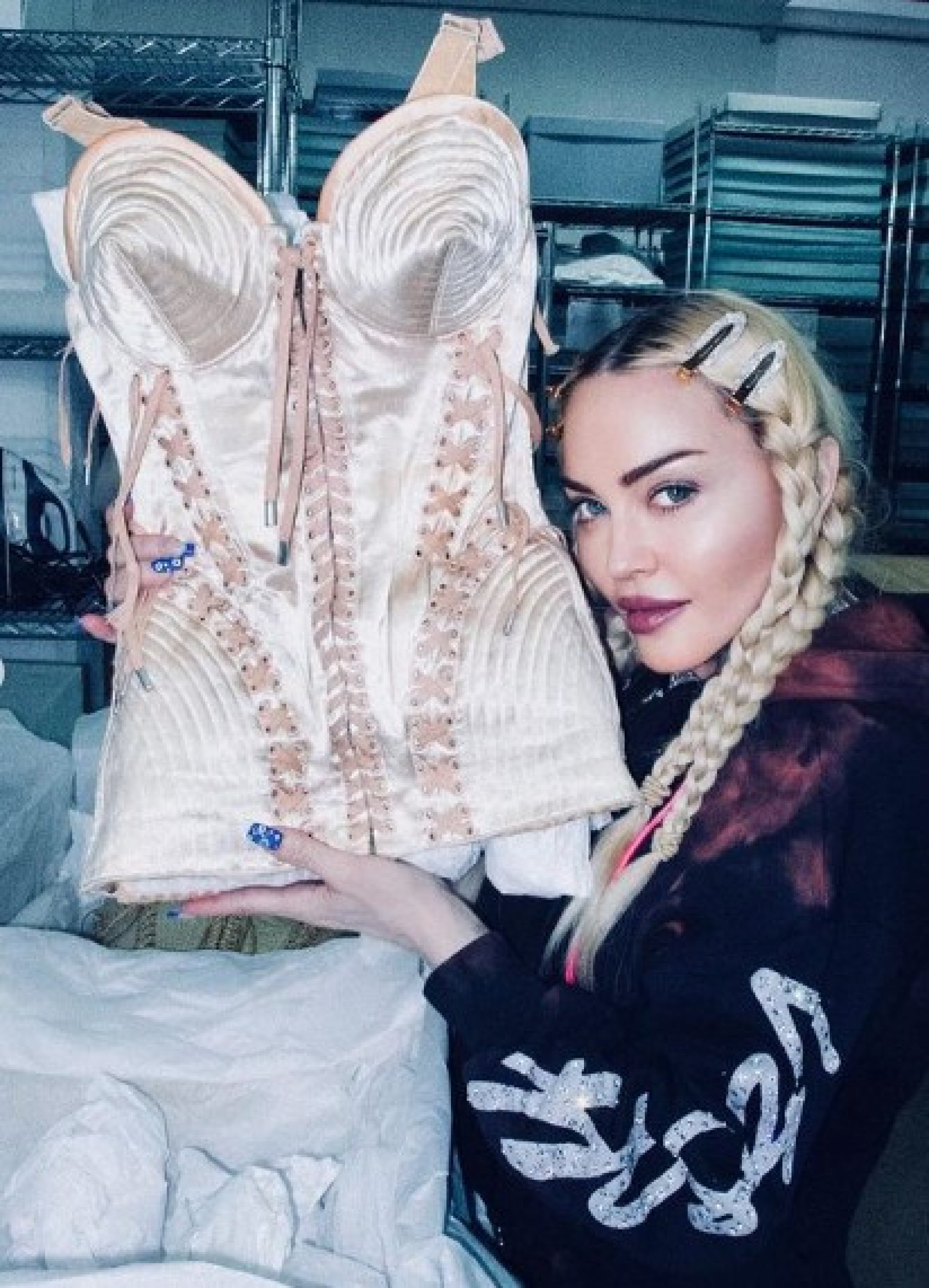 Madonna abriu as portas de seu acervo pessoal durante os bastidores de nova turnê - Reprodução/Instagram