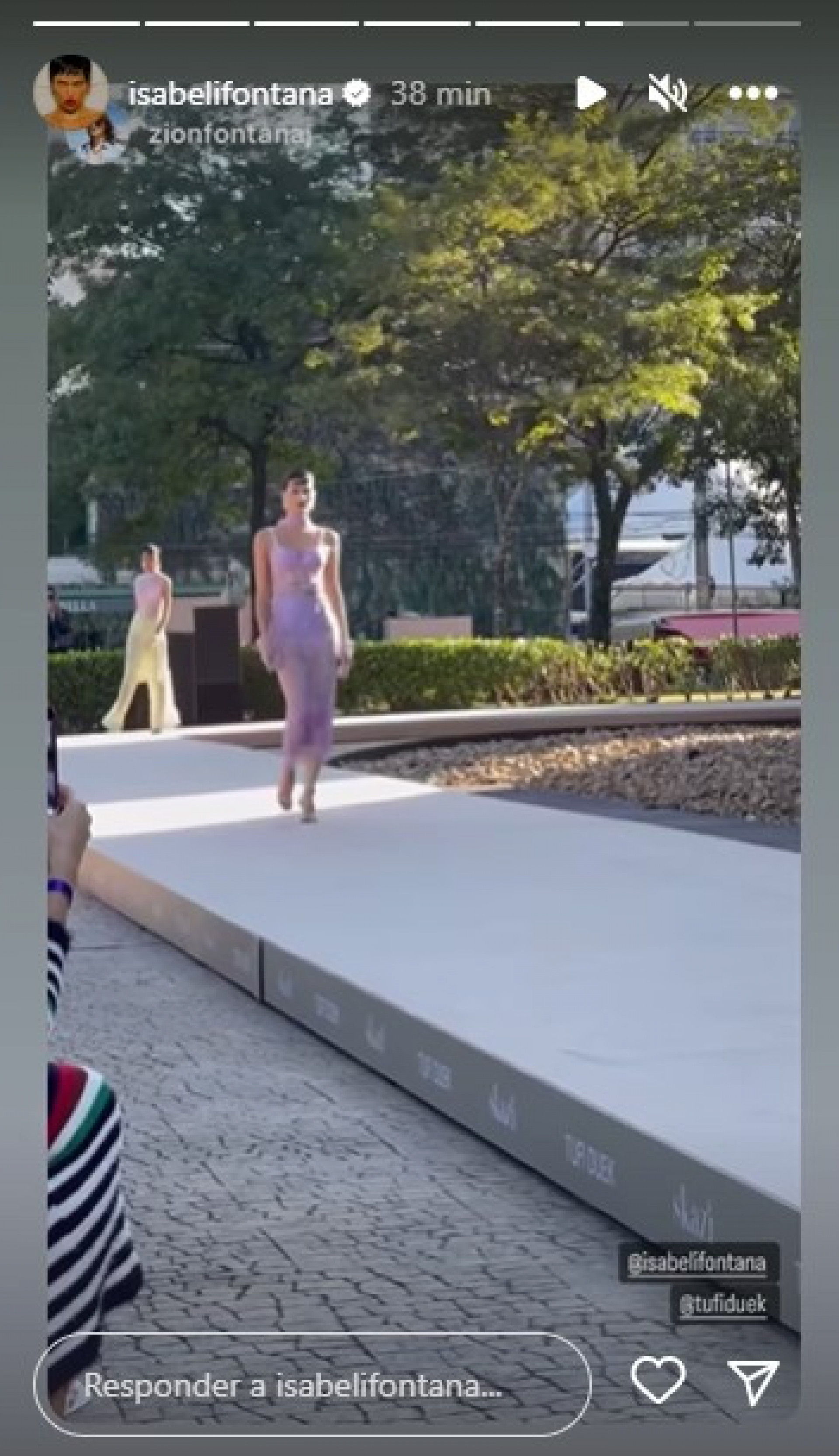 Isabeli Fontana recebeu visita do filho durante desfile de moda - Reprodução/Instagram