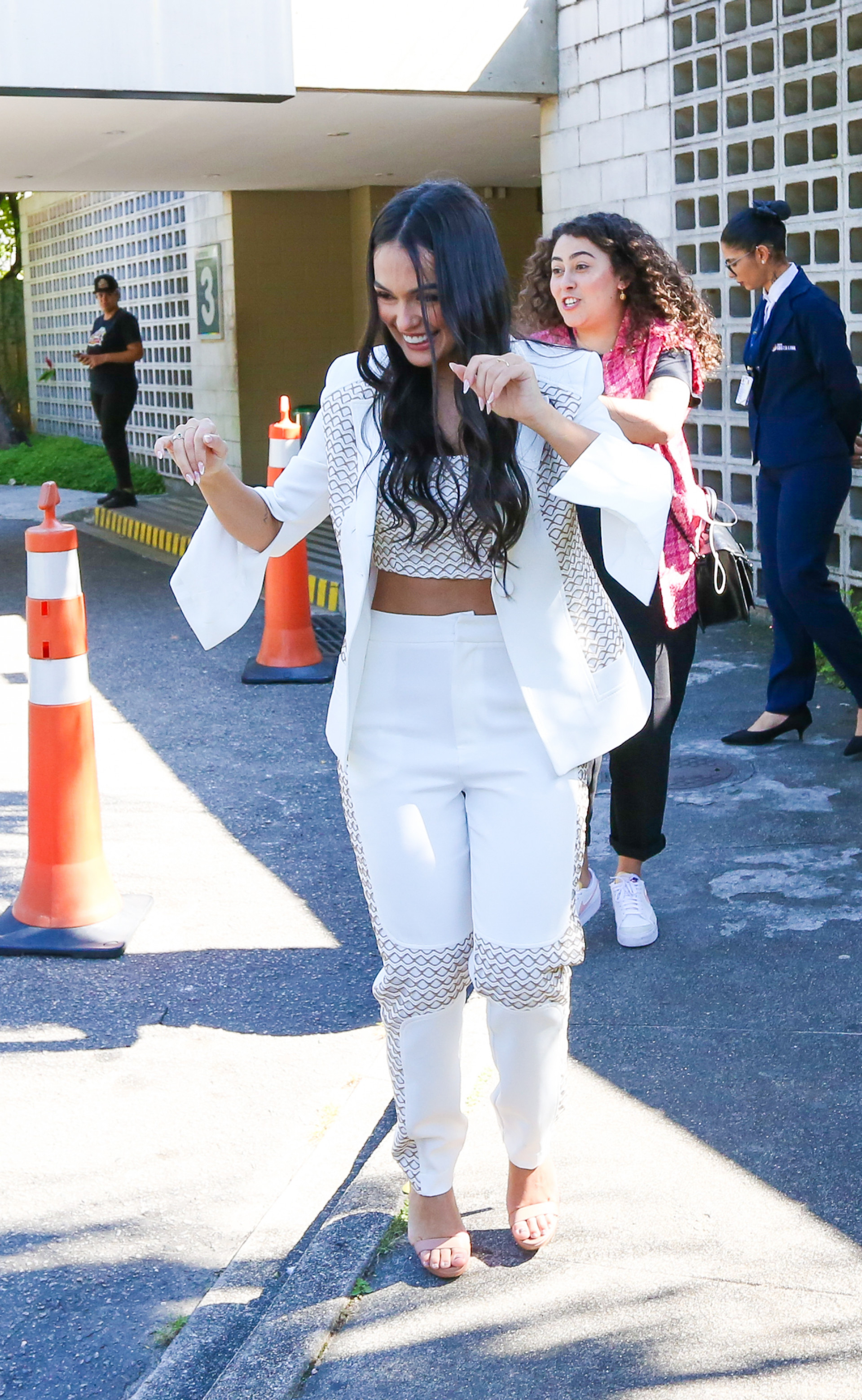 Larissa posa com fãs na porta dos Estúdios Globo - Fabricio Pioyani / Ag. News