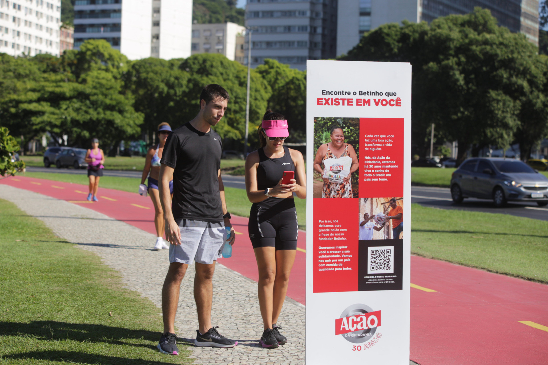 Balões com frases do sociólogo Betinho foram espalhados em diversos bairros do Rio e em Duque de Caxias - Divulgação / Alexandre Mota / Ação da Cidadania