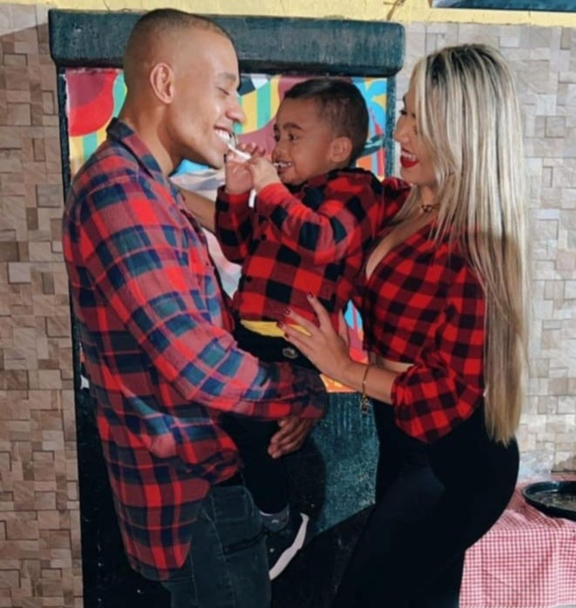 Mussunzinho e Karoline Menezes com o filho, Tom - Reprodução/Instagram