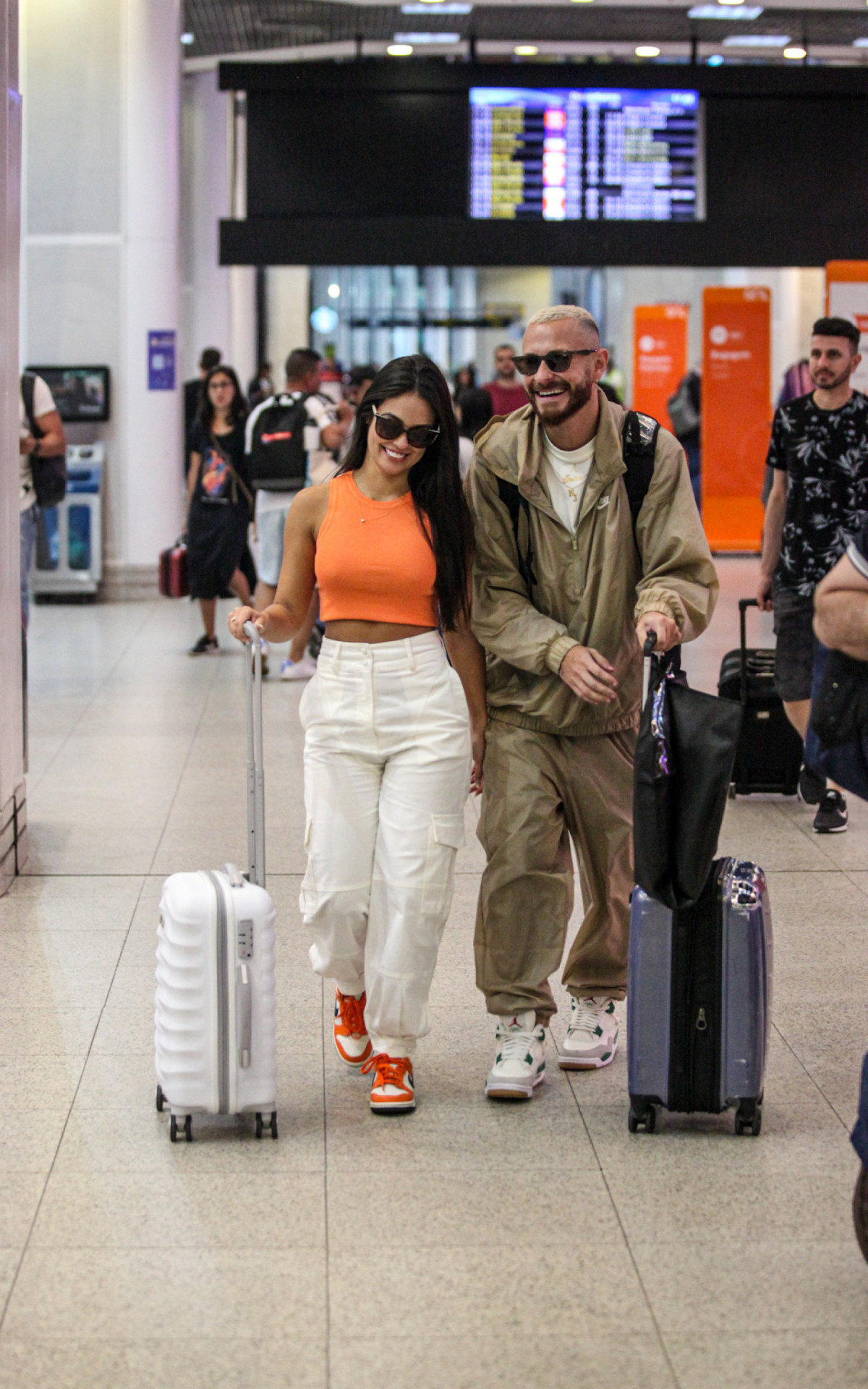 Larissa e Fred Bruno chegaram juntos ao Rio 