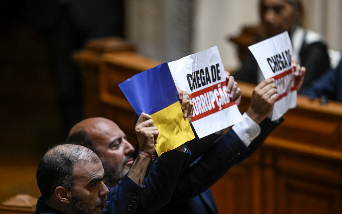 Membros do partido político português de direita levantam cartazes contra Lula - AFP