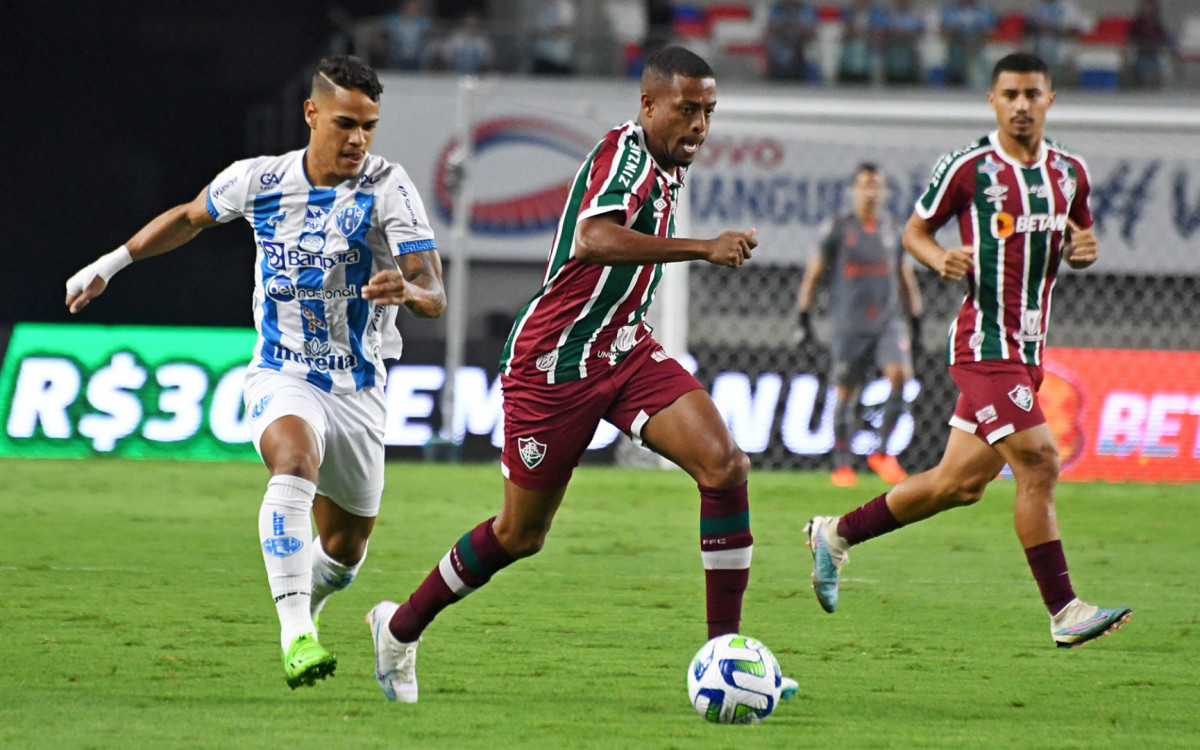 keno conduz a bola durante o jogo entre Paysandu e Fluminense  