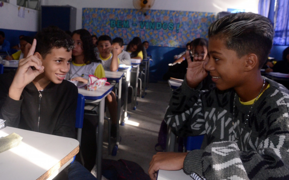 Mag&eacute; &eacute; refer&ecirc;ncia em alfabetiza&ccedil;&atilde;o e letramento de alunos surdos - Gilson Costa Jr.