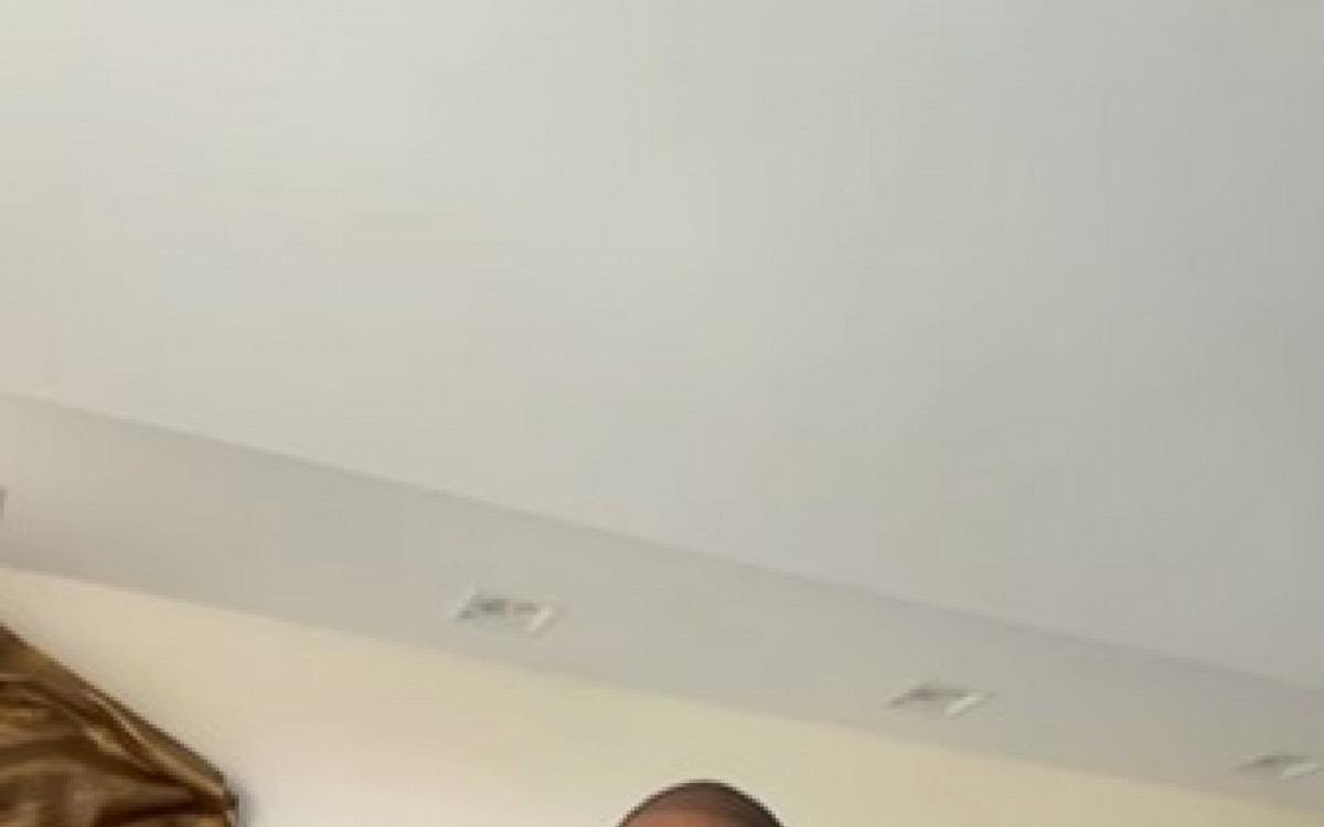 L&Atilde;&copy;o Santana usou as redes sociais para publicar v&Atilde;&shy;deo sem camisa