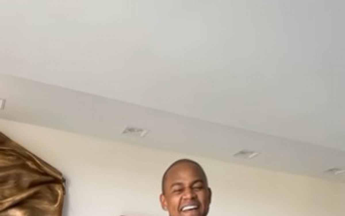 L&eacute;o Santana usou as redes sociais para publicar v&iacute;deo sem camisa