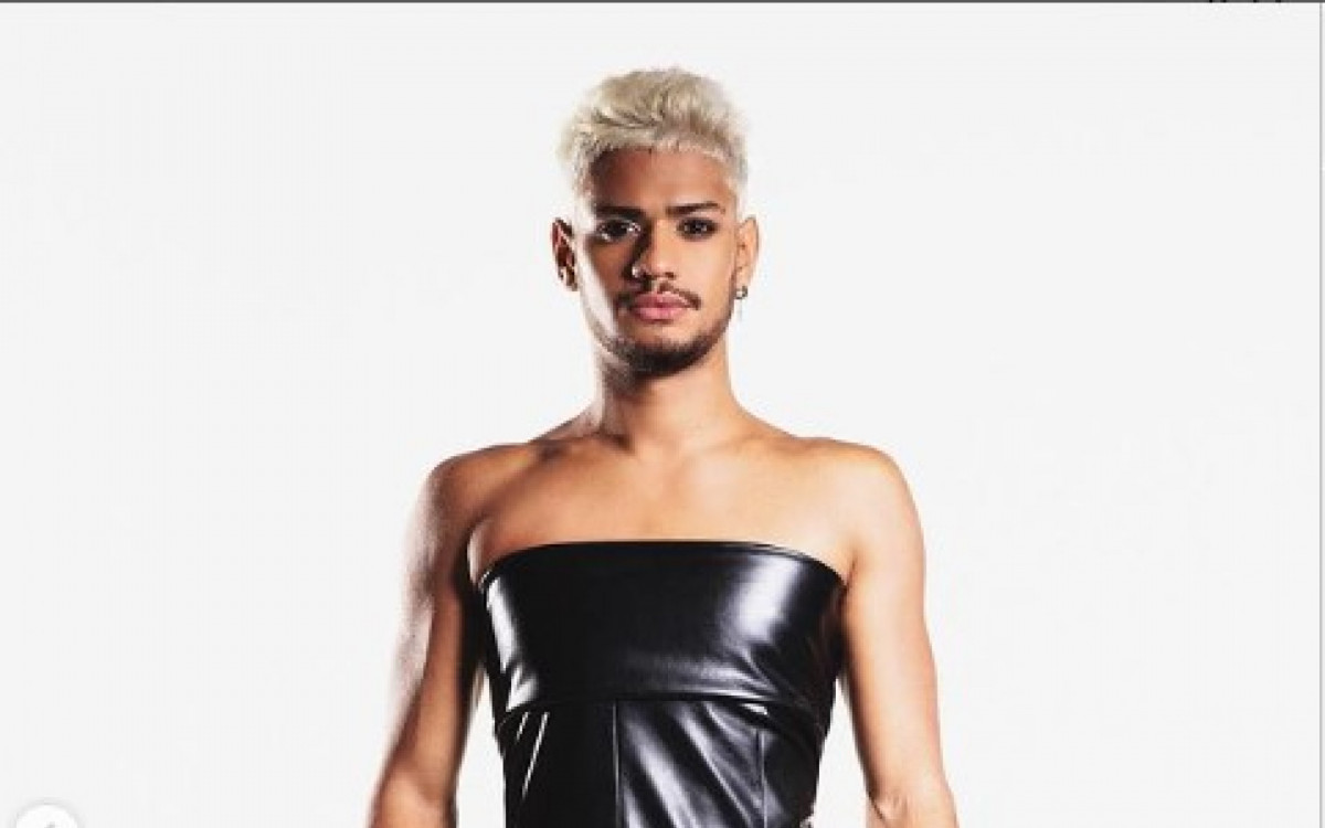 Gabriel Santana escolheu um macac&atilde;o de couro para a final do 'BBB 23'