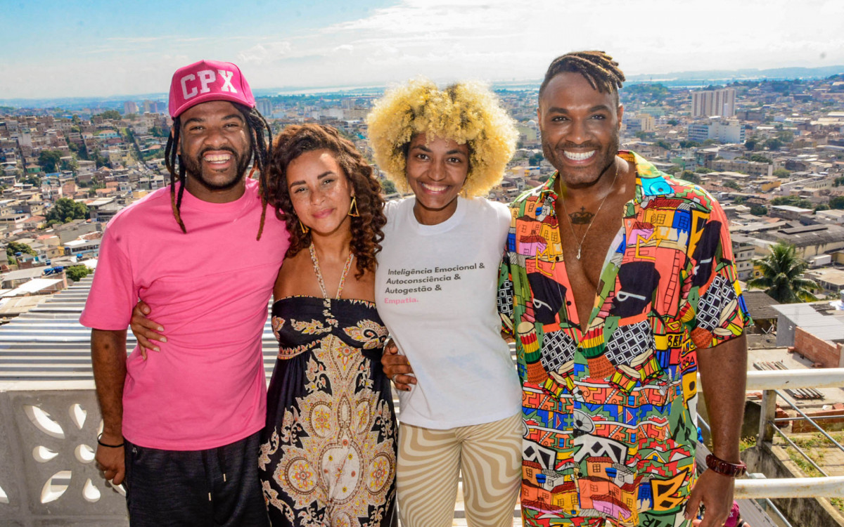  Fred Nicácio e Domitila Barros visitam o Complexo do Alemão