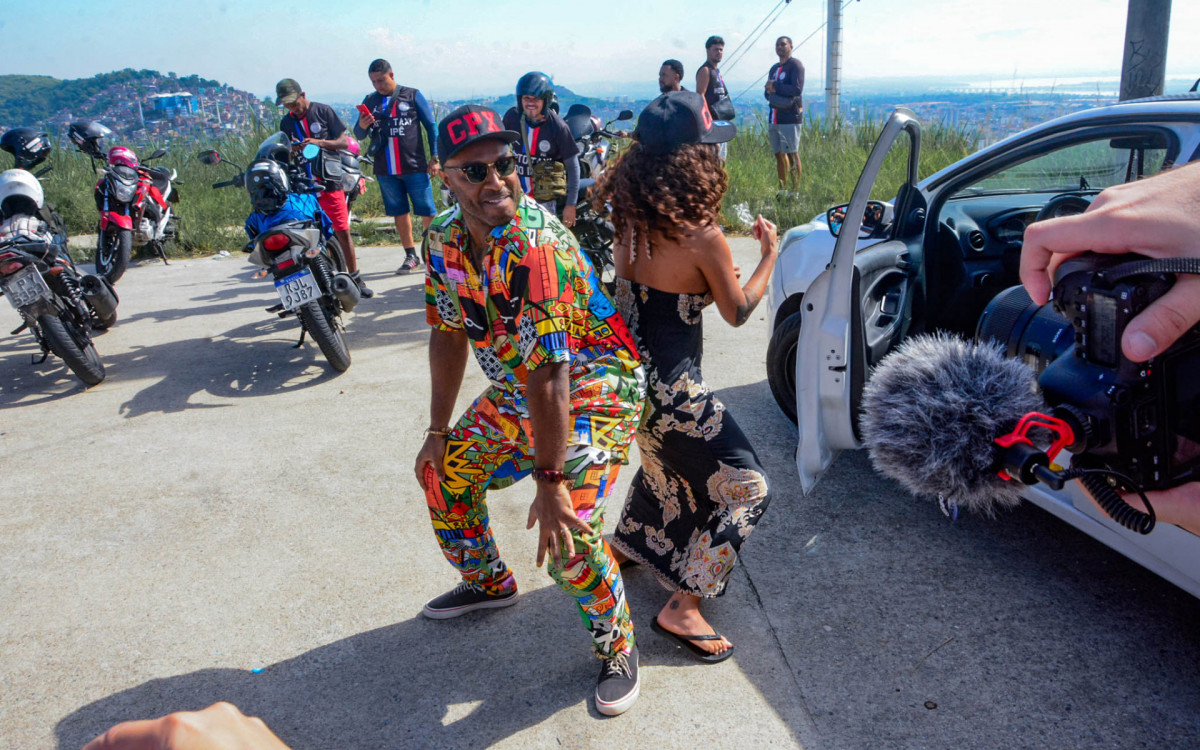  Fred Nicácio e Domitila Barros se divertem no Complexo do Alemão