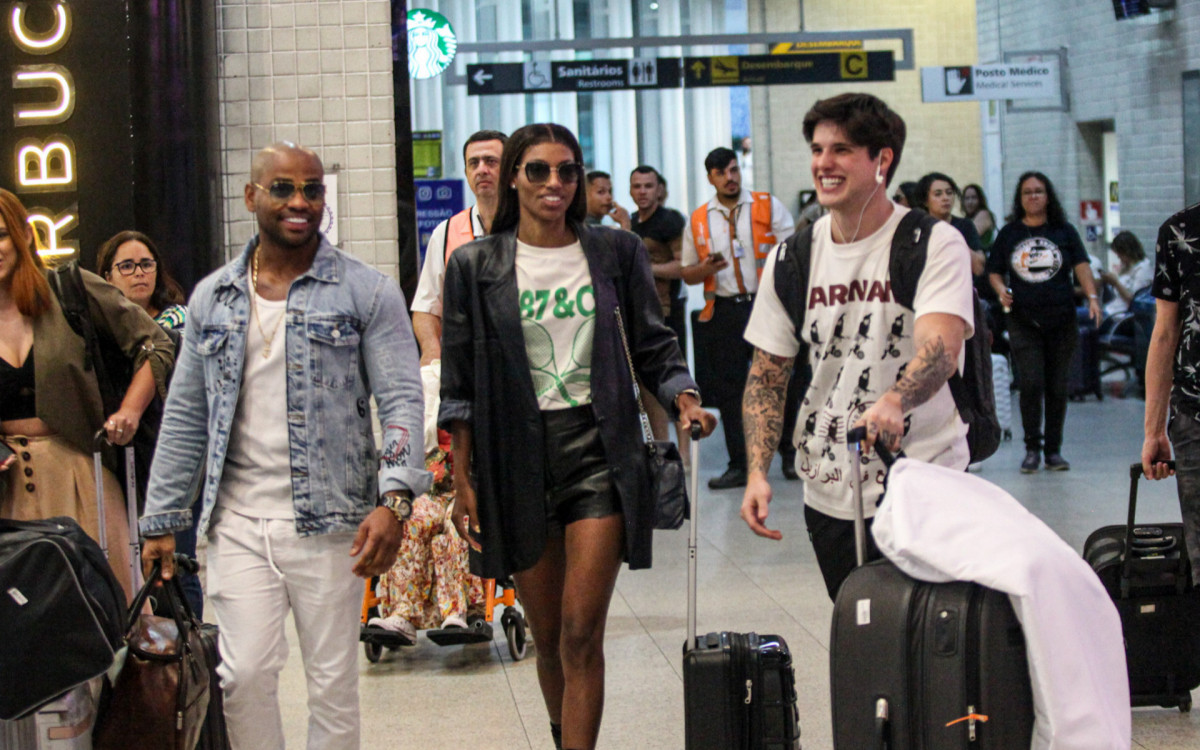 Ex-integrantes do 'BBB 23' se encontraram ao desembarcar em aeroporto  - Foto: Adão e Pereira/AgNews
