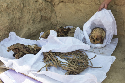 Múmia de adolescente de cerca de '800 anos' é descoberta no Peru