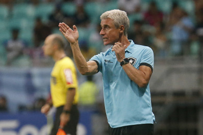 Luís Castro elogia atuação do Botafogo e vê concorrência saudável por titularidade no elenco