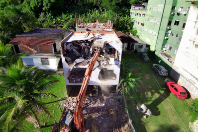 Construção irregular é demolida no Recreio 