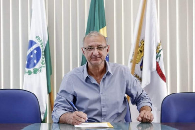 Prefeito deixa partido após casar com adolescente de 16 anos e nomear sogra