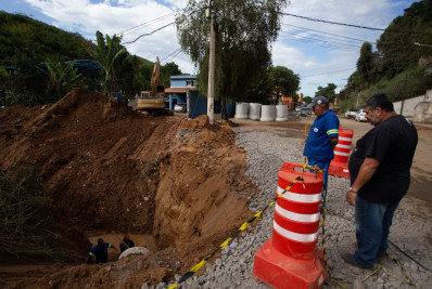 Obra da prefeitura para evitar alagamentos avança em Três Poços