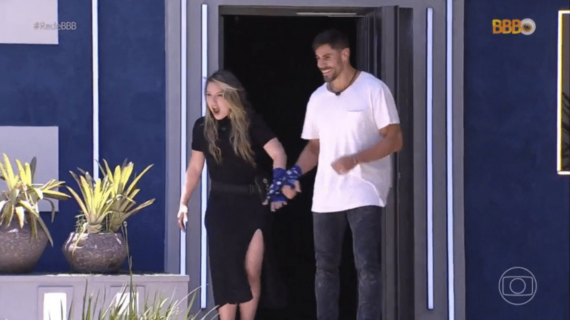 Participantes entraram na casa acorrentados - Reprodução