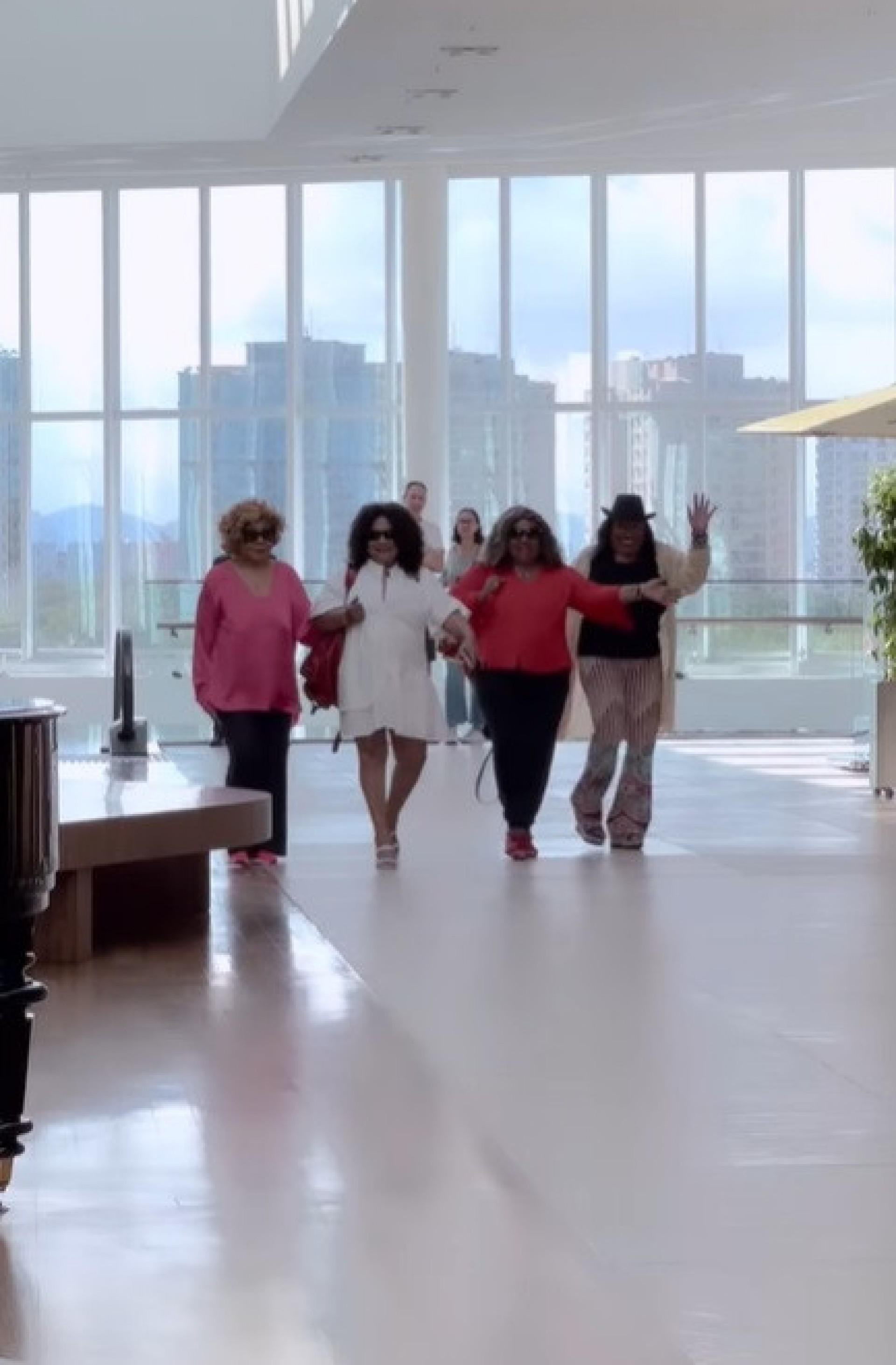 Alcione passeia com as irmãs em shopping do Rio de Janeiro - Reprodução de vídeo