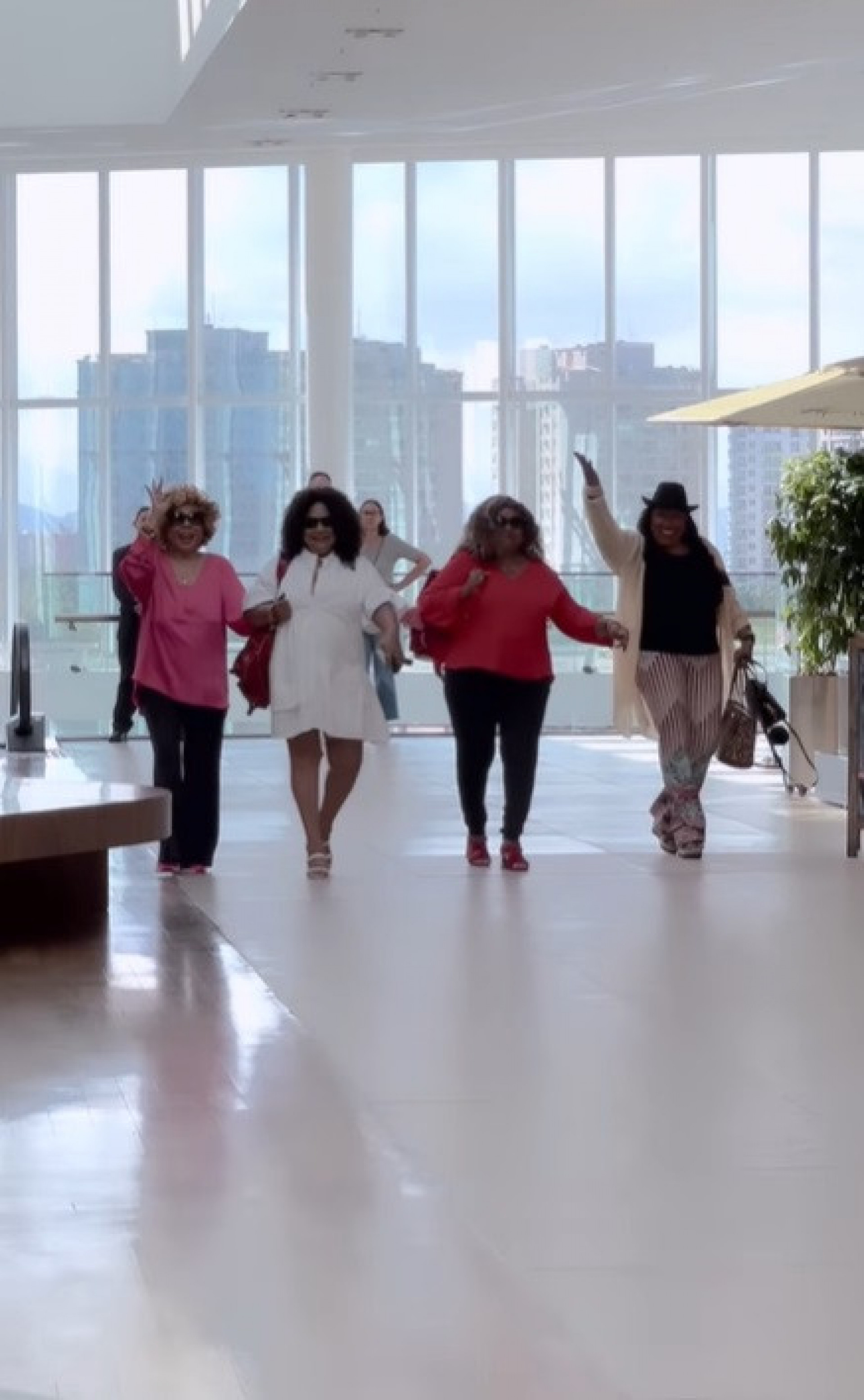 Alcione passeia com as irmãs em shopping do Rio de Janeiro - Reprodução de vídeo