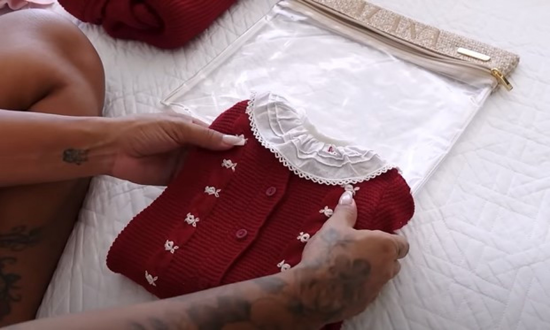 Em vídeo publicado no Youtube Evelyn Regly deu detalhes das malas para a maternidade - Reprodução/Internet