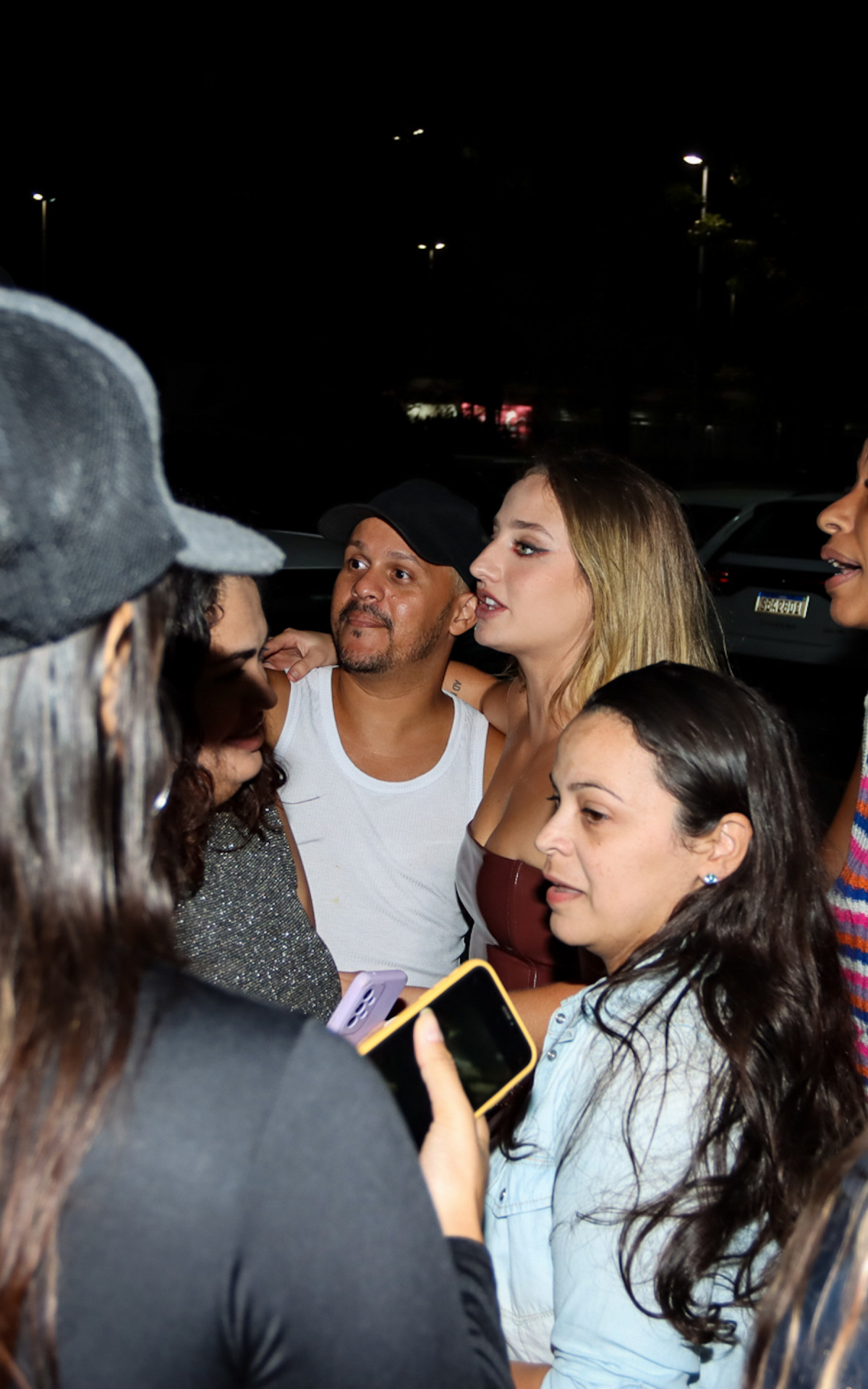 Bruna Griphao posa com fãs após a final do \'BBB 23\'