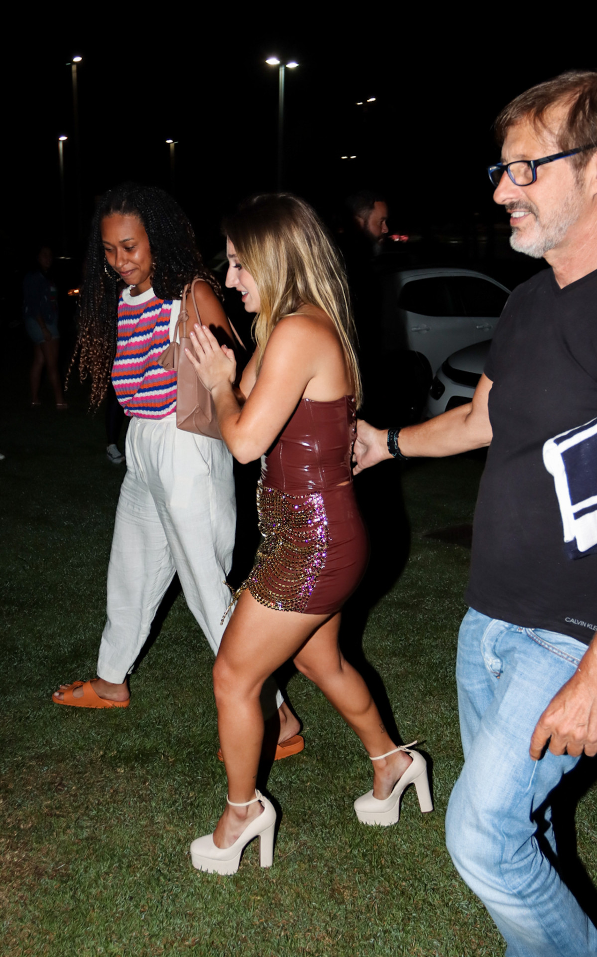 Bruna Griphao chega ao hotel acompanhada pelo pai, Kakau