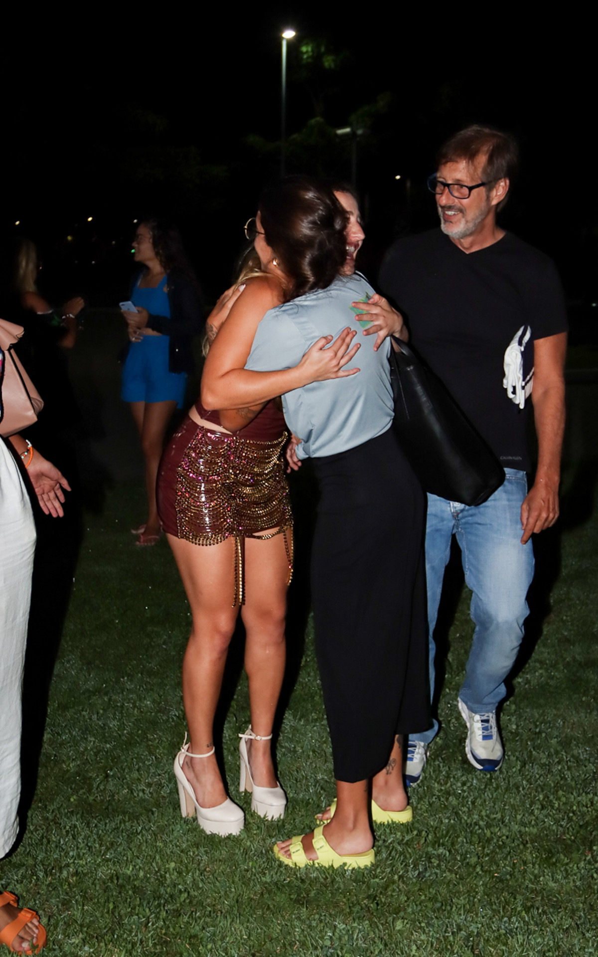 Bruna Griphao posa com fãs após a final do \'BBB 23\'