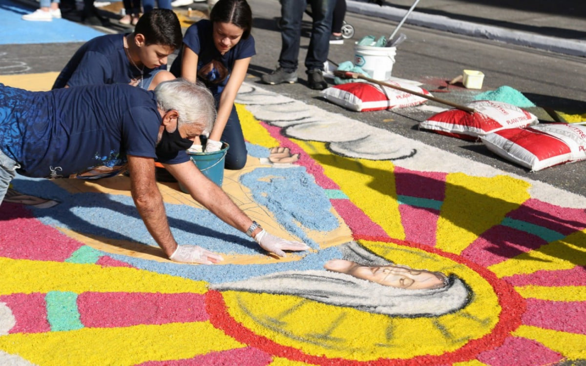 Tapete de sal de São Gonçalo em 2022 teve dois quilômetros de extensão — sendo consagrado o maior da América Latina — e contou com a participação de mais de 8 mil voluntários