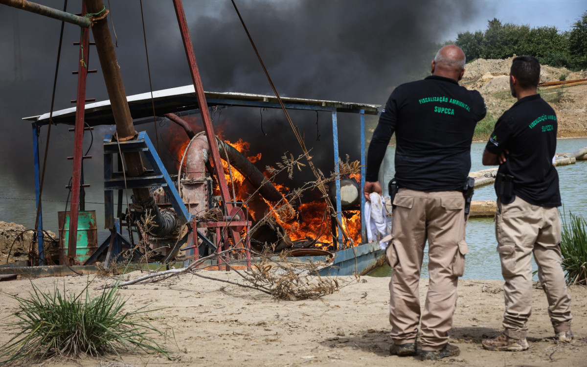 Duas balsas que eram utilizadas na extra&ccedil;&atilde;o foram destru&iacute;das