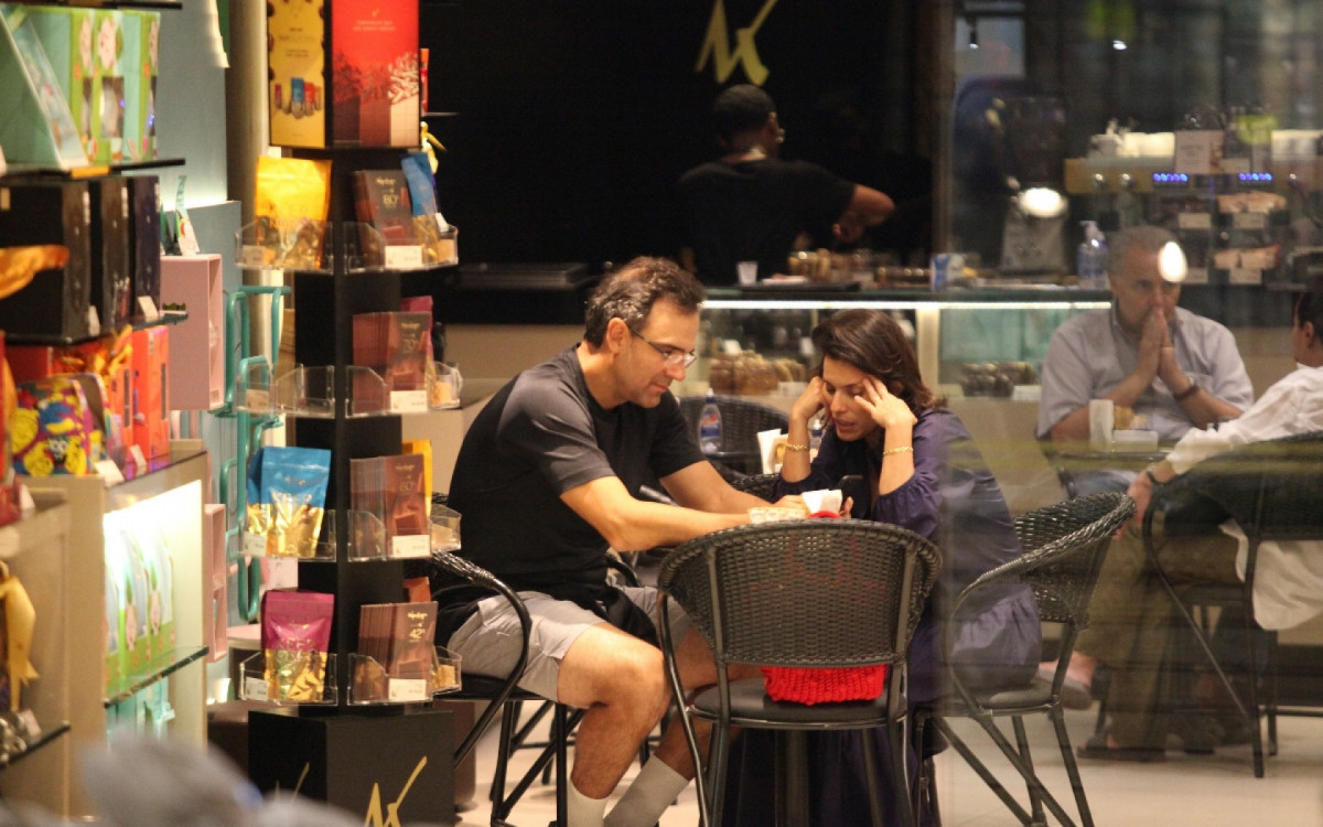 Tadeu Schmidt curtiu tarde no shopping com a mulher, Ana Cristina