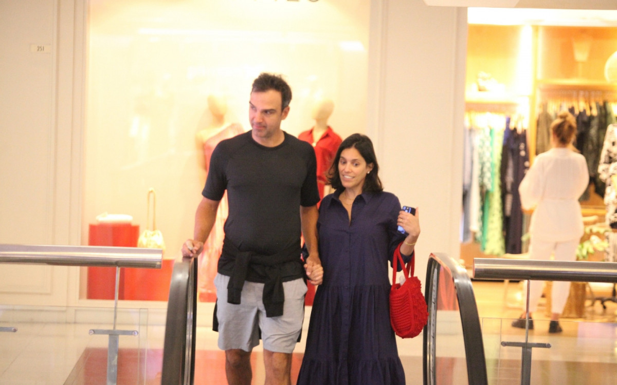 Tadeu Schmidt curtiu tarde no shopping com a mulher, Ana Cristina - Foto: Adão/AgNews 