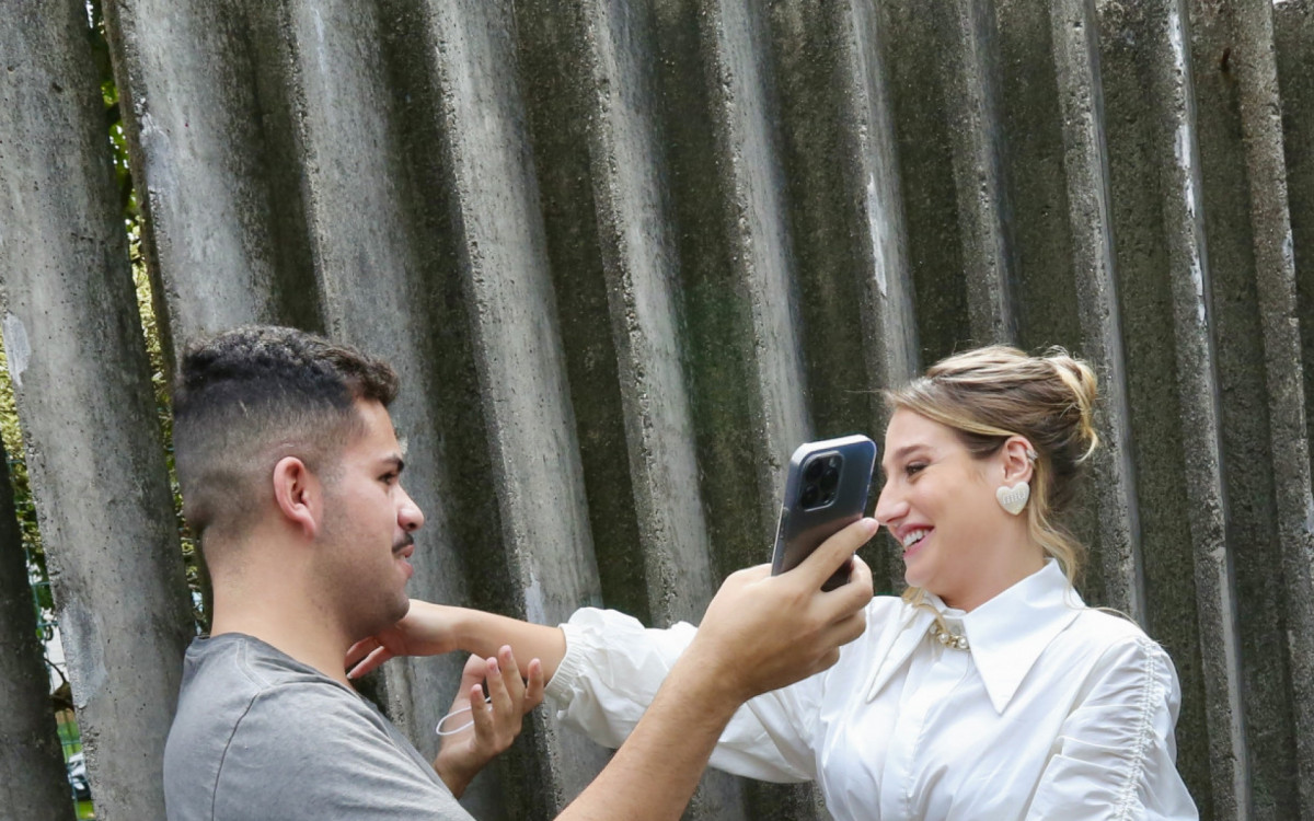 A ex-BBB posou para fotos com f&atilde;s