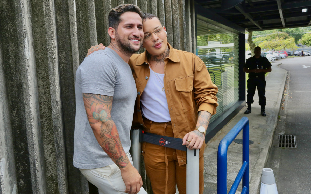 Gl&oacute;ria Groove tamb&eacute;m posou com f&atilde;s na portaria dos Est&uacute;dios Globo