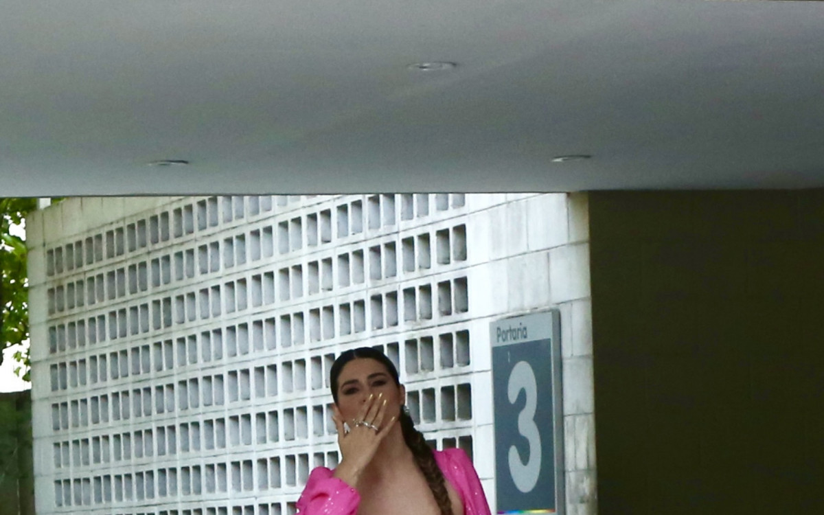 Vivian Amorim manda beijos para os fot&oacute;grafos de plant&atilde;o