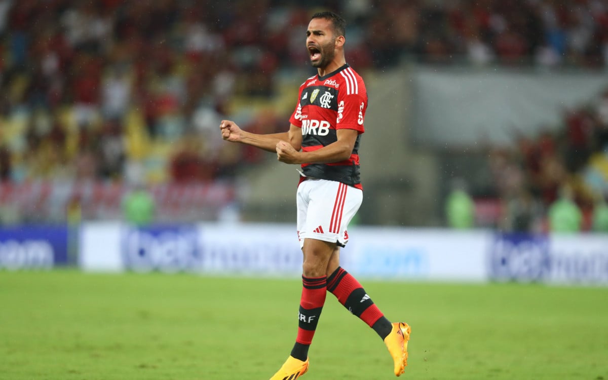 Thiago Maia comemora gol marcado no jogo do Flamengo contra o Maringá  