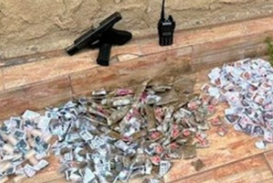 Dupla é presa por tráfico de drogas na comunidade da Linha, em Meriti