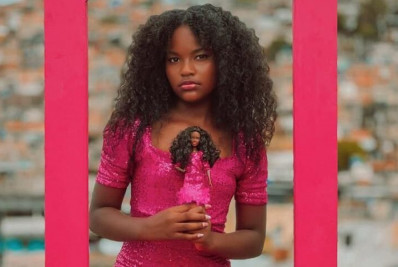 Barbie Negra do Complexo do Alemão viraliza com ensaio fotográfico 