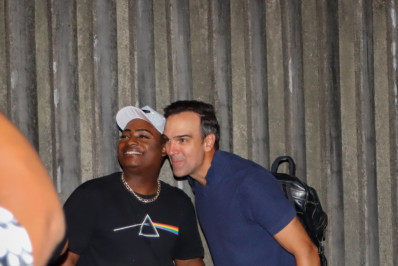 Tadeu Schmidt e Boninho posam com fãs na porta da Globo após a final do 'BBB 23'