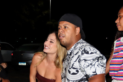 Após a final do 'BBB 23', Bruna Griphao posa com fãs na porta de hotel